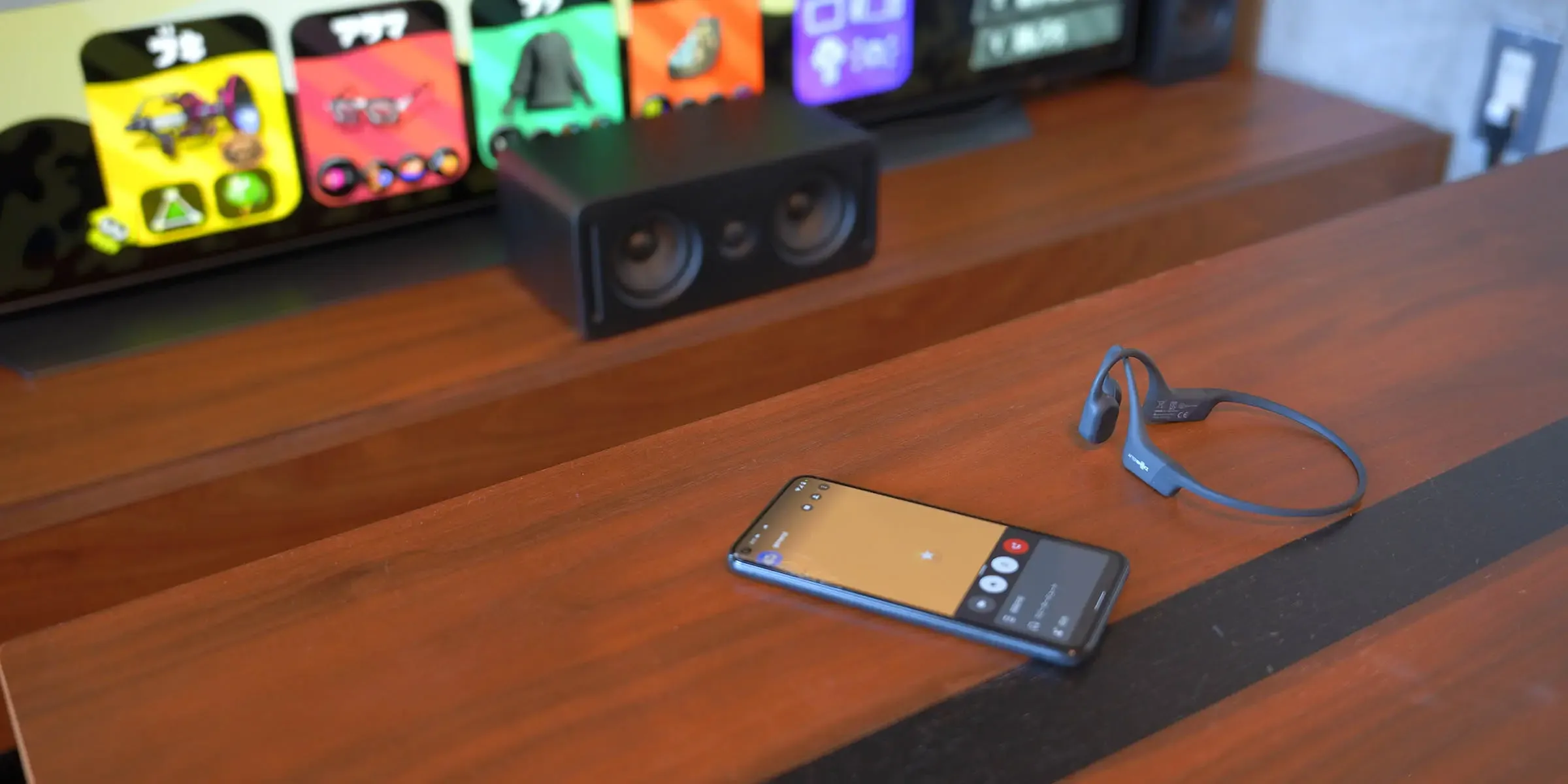 オープンイヤーイヤフォンを利用した様子