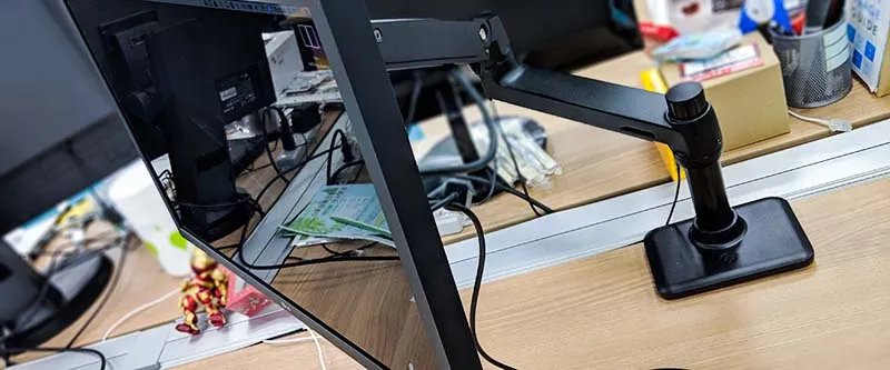 LG UltraFine 4K Display + HP single monitor arm